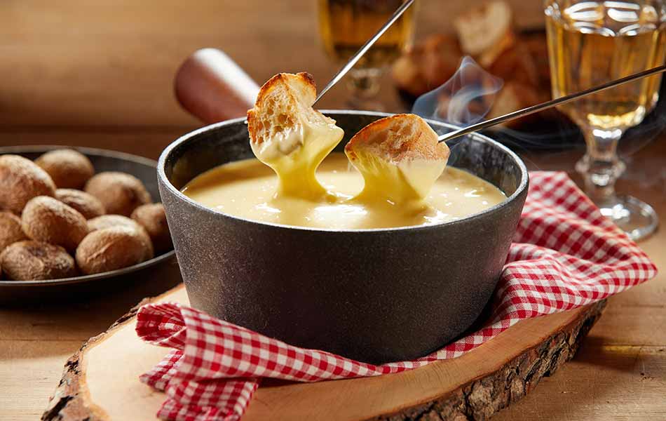 Une table d'hôtes accueillante avec de bons plats traditionnels de la région et de Suisse